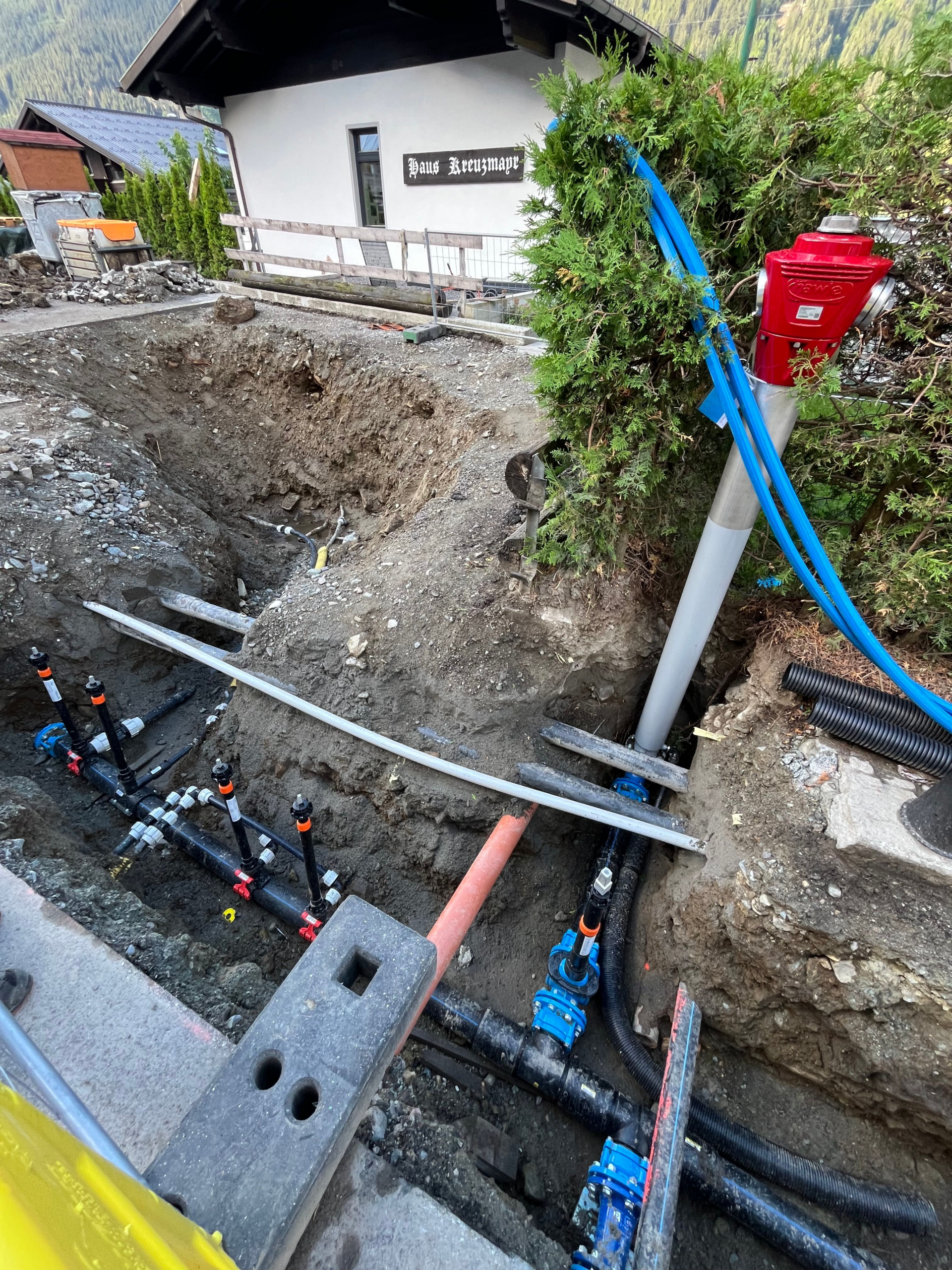 Neuer Hydrant und Wasserleitungsanschlüsse