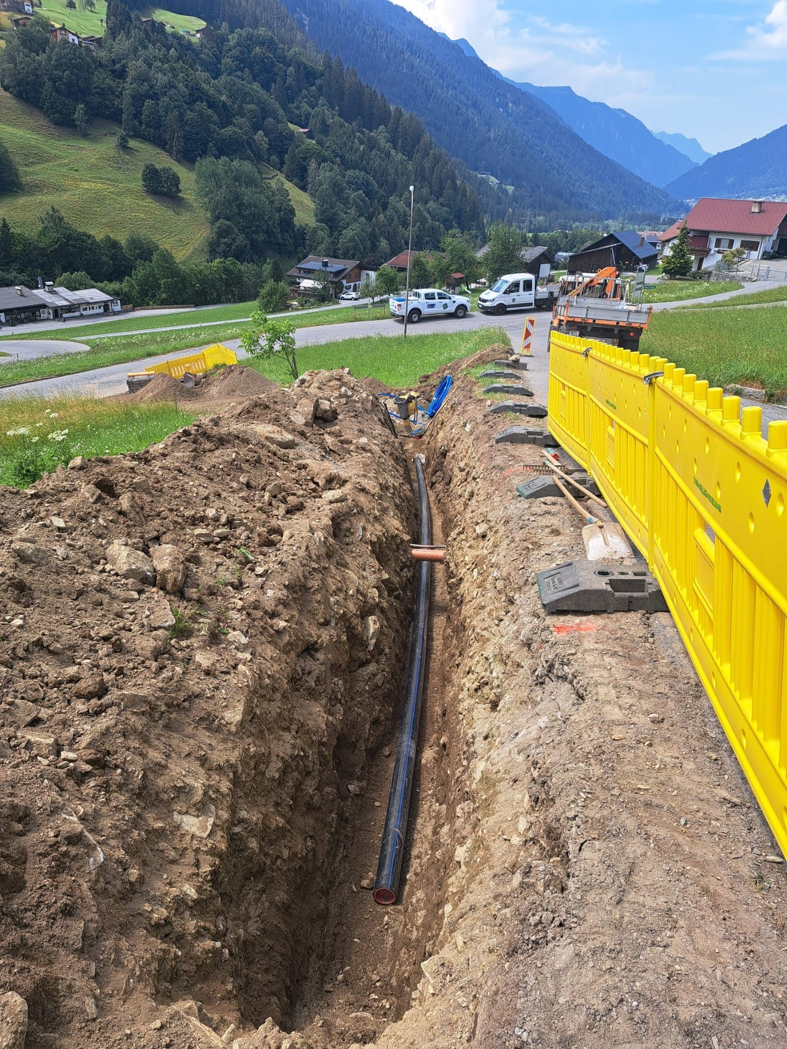 Neue Wasserleitung im offenen Leitungsgraben